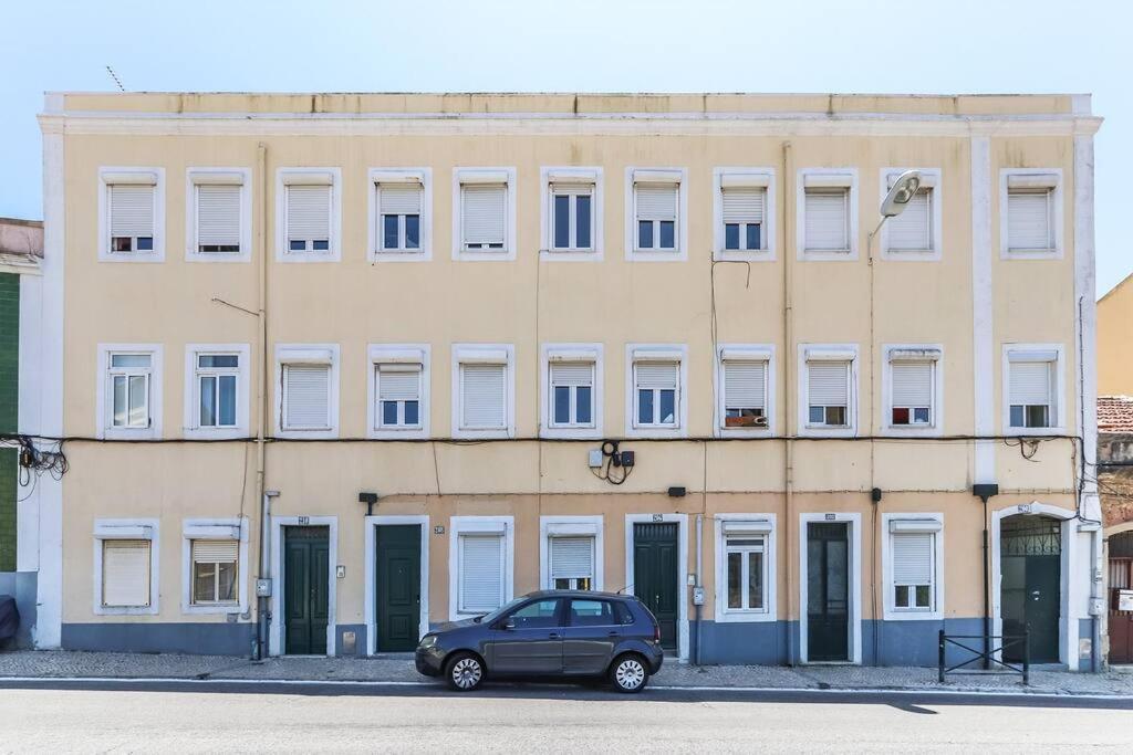 Vita Portucale ! Bright Campo Ourique W/ Terrace Lisbon Bagian luar foto