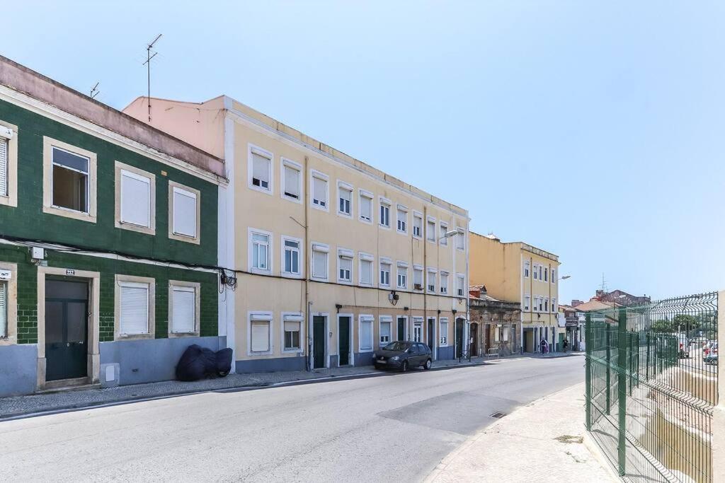 Vita Portucale ! Bright Campo Ourique W/ Terrace Lisbon Bagian luar foto